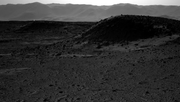 'Luz misteriosa' aparece no horizonte de Marte, no canto esquerdo. (Foto: Nasa/Divulgação)
