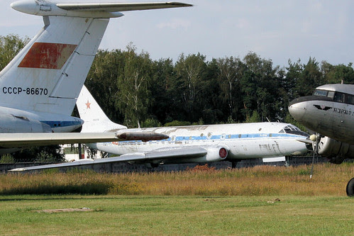 Tupolev Tu-104AK 46 red