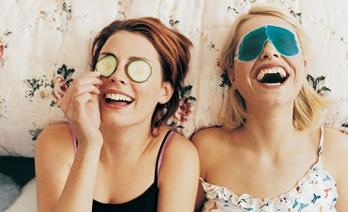 Chăm sóc cho vùng mắt giúp gương mặt trẻ trung và rạng rỡ hơn.