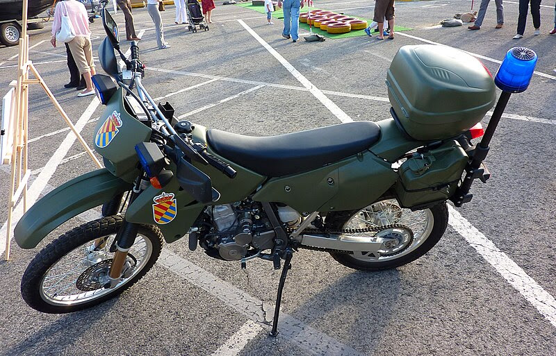 http://upload.wikimedia.org/wikipedia/commons/thumb/4/4f/Suzuki_DRZ_400_S_UME.JPG/800px-Suzuki_DRZ_400_S_UME.JPG