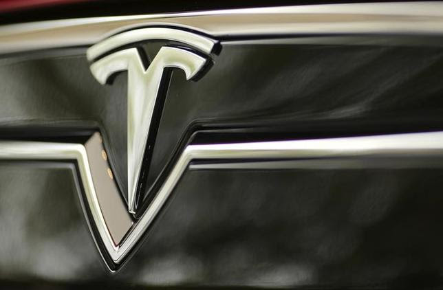 A Tesla Motors logo is shown on a Tesla Model S at a Tesla Motors dealership at Corte Madera Village, an outdoor retail mall, in Corte Madera, California May 8, 2014. REUTERS/Robert Galbraith
