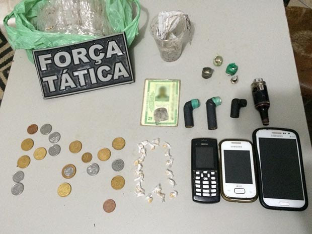 Polícia apreendeu drogas e dinheiro fracionado no local (Foto: Divulgação/Polícia Militar do RN)