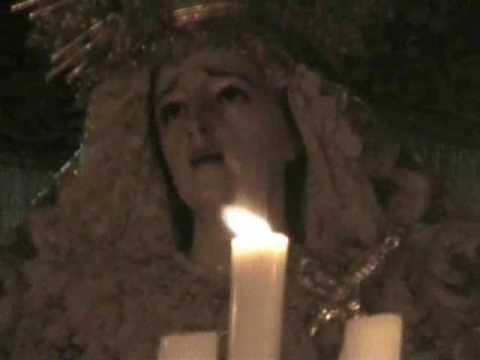 semana santa sevillana hermandad del cerro del �guila. Sra. de los Dolores de la Hermandad de Santa Cruz pasando por la Calle Mateos Gago, un rato después de haber salido, en el anochecer del Martes Santo 11 de