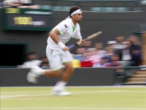 Ferrer se emplea a fondo y avanza en Wimbledon