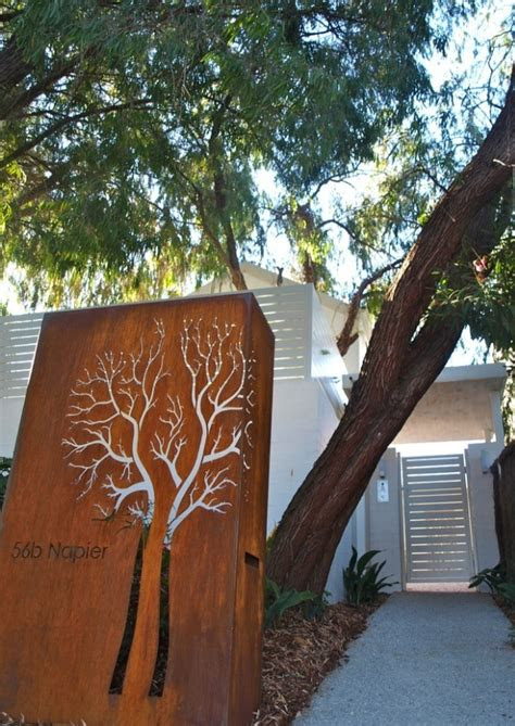 Succulents grow well even when the availability of water is limited. 20 Amazing DIY Ideas For Outdoor Rusted Metal Projects