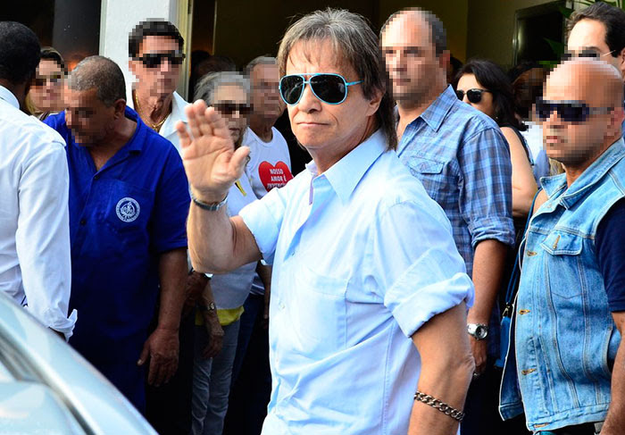 Roberto Carlos presta última homenagem ao afilhado, Alexandre Pessoal