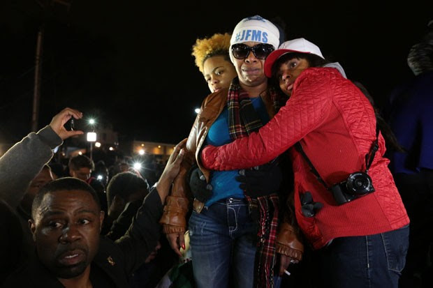 Lesley McSpadden (de azul, ao centro), mãe de Michael Brown, é confortada durante protesto nesta terça-feira (25) em Ferguson (Foto: St. Louis Post-Dispatch, Robert Cohen/AP)