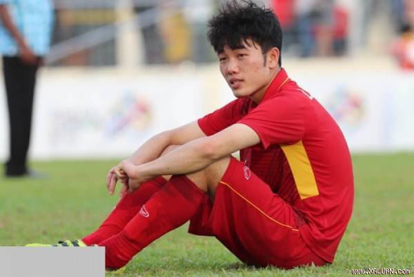 Xuân Trường thẫn thờ sau trận đấu. Ảnh: Đức Đồng.