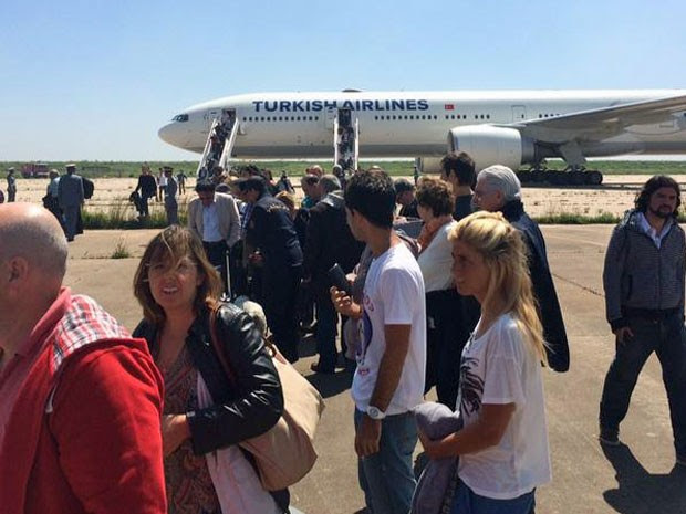 Passageiros da Turkish Airlines desembarcaram sem saber da ameaça de bomba (Foto: Reprodução/Twitter/Sergio Santos)