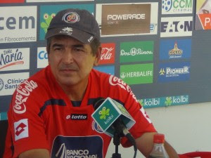 Jorge Luis Pinto cambia de papel y entrevista a la prensa
