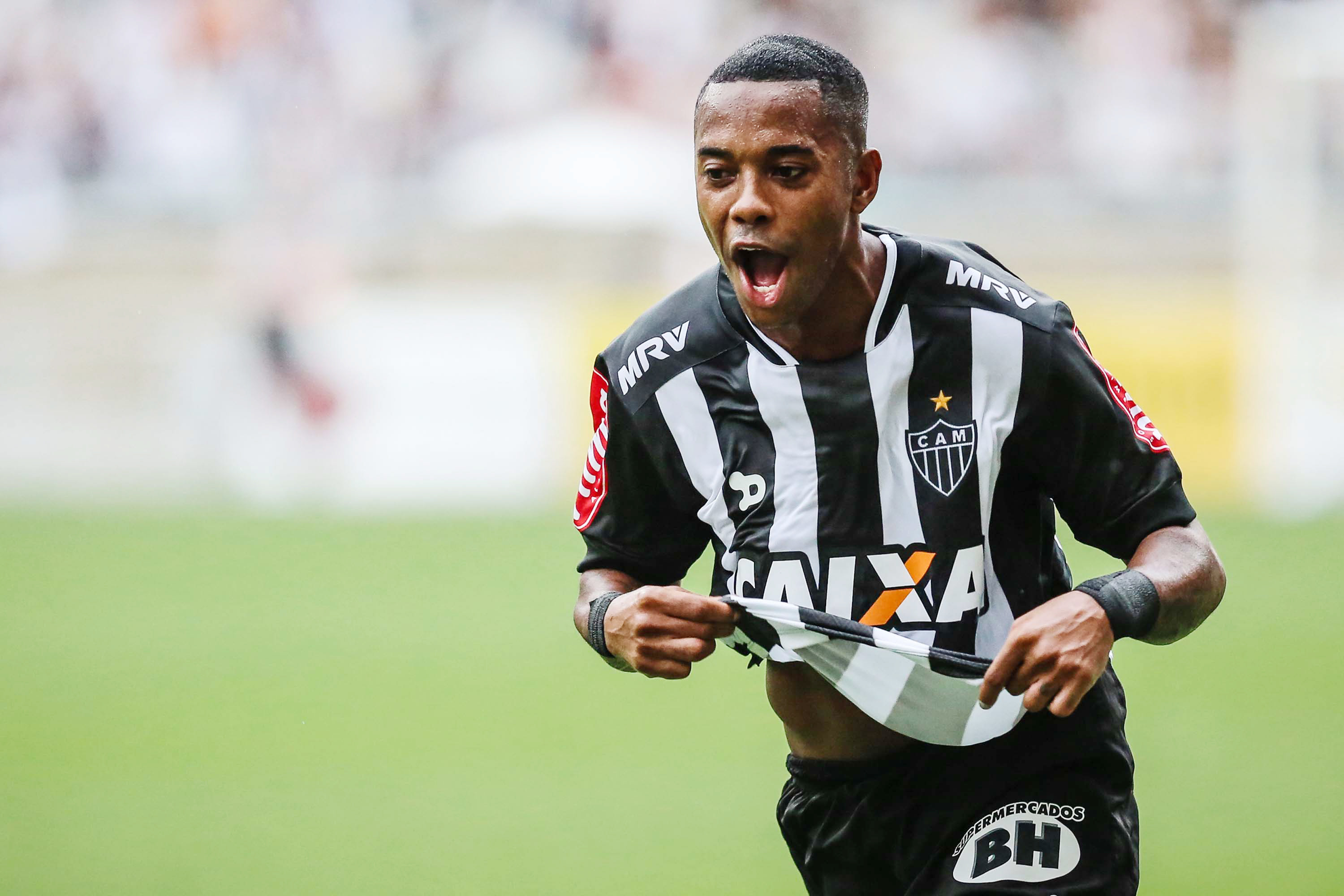 Robinho, Ricardo Oliveira e Alan Patrick concorrem ao gol 