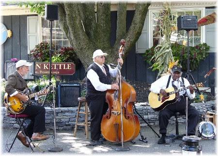 Kitchen Kettle Village street musicians