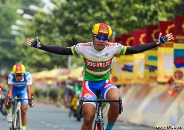 ​Cua-rơ khiêng xe leo lươn vì kẹt xe