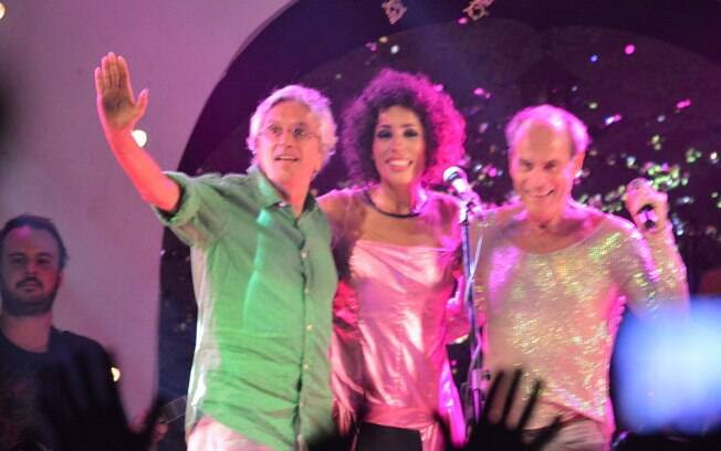 Caetano Veloso e Ney Matogrosso dão selinho em show