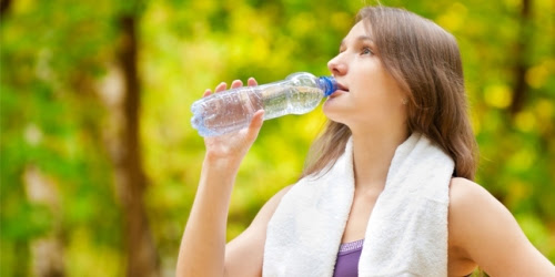 Jika olahraga dilakukan dengan teratur, tak ada salahnya juga diimbangi dengan minum air putih. 