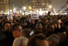 Homem exibe cartaz com a mensagem "Eu Sou Charlie", em referência à revista francesa Charlie Hebdo, durante vigília na praça Republique, em Paris, em homenagem às vítimas do atentado ocorrido na redação da publicação, nesta quarta-feira. 07/01/2015 REUTERS/Youssef Boudlal