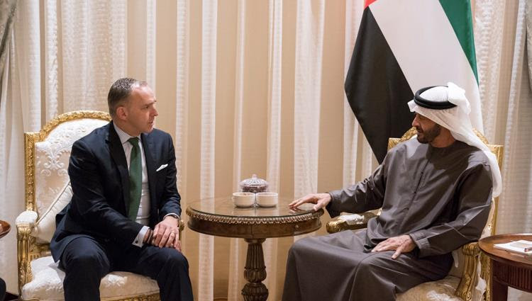 محمد بن زايد يستقبل وزير شؤون مجلس الوزراء مستشار الأمن الوطني