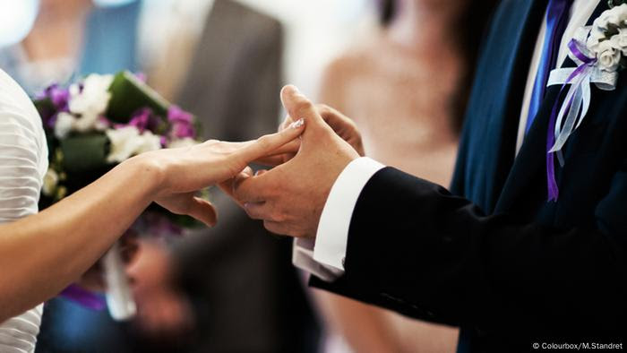 Hochzeit Austausch der Ringe (Colourbox/M.Standret)