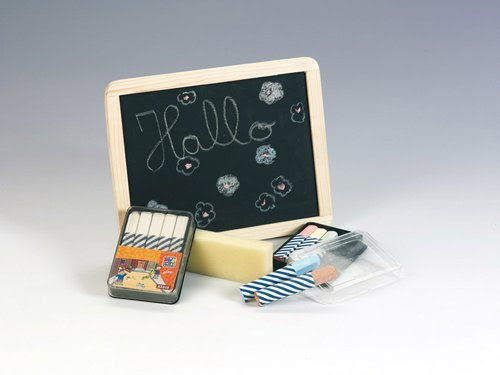  Happy People 63318 - Holztafel, circa 24 x 18 cm, inklusiv 10 Stück Tafelkreide und Schwamm, Kreide circa 9 cm