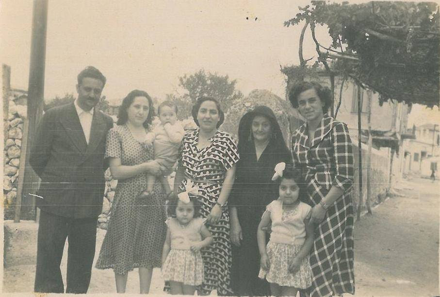Η   Νίτσα Παπαδάκη με τα κοριτσάκια της Άννα και Σούλα Σταύρακα και το ζεύγος Περδικάρη με το νεογέννητό τους 