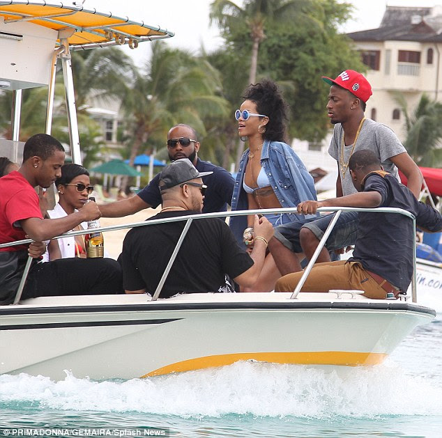 Equipe Rihanna parece ter tudo sob controle, uma vez que ela está a bordo
