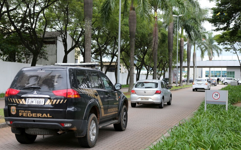 Carros da Polícia Federal chegam á sede da JBS em São Paulo (Foto: Paulo Whitaker/Reuters)