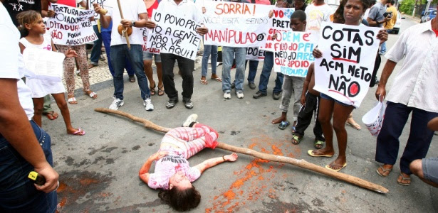 Integrantes do movimento Levante Popular da Juventude realizam passeata contra a ditadura militar e contra a candidatura de ACM Neto (DEM) à Prefeitura de Salvador, em 2012