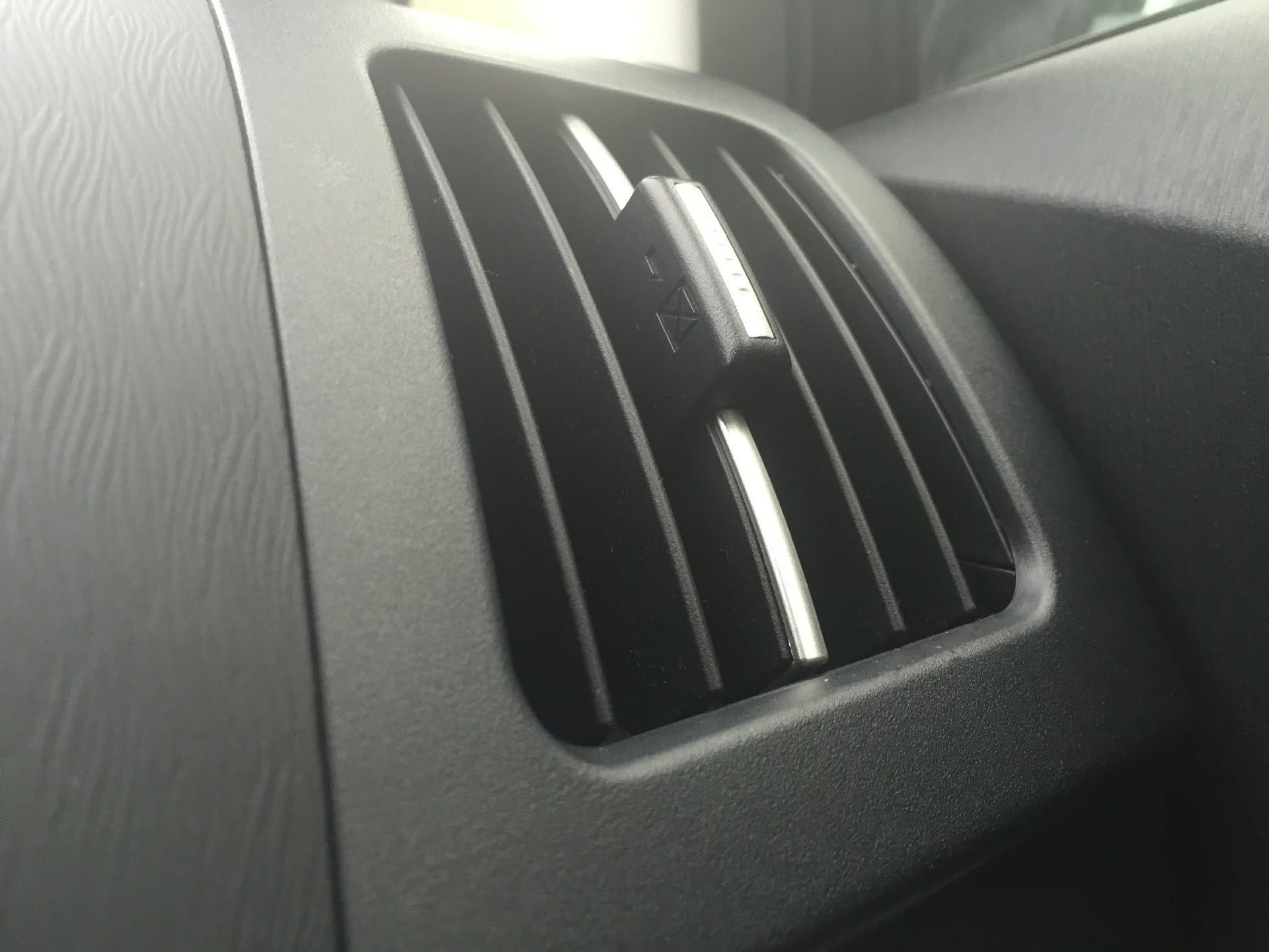 車のエアコンの臭い 酸っぱい臭いがしたときの対処法 Think Essence
