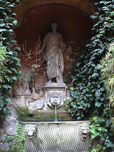 fontaine palais rue des quatre fontaines.jpg