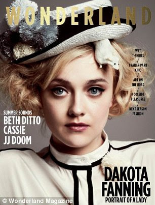 Cover Girl: entrevista Dakota e filmagem aparece no mês de abril / maio 2012 problema do País das Maravilhas