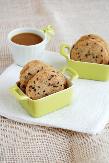 Nibby whole wheat sablés / Sablés com farinha integral e semente de cacau