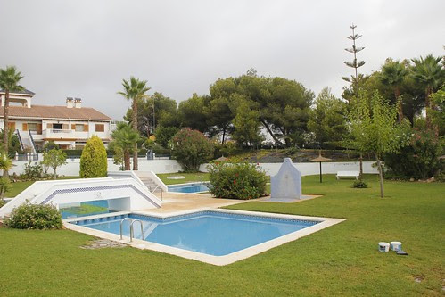 Piscina antes de la invasión de "los cuñados"