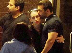 लोग आते-जाते रहे, लेकिन सलमान के चेहरे से कम न हुई शिकन