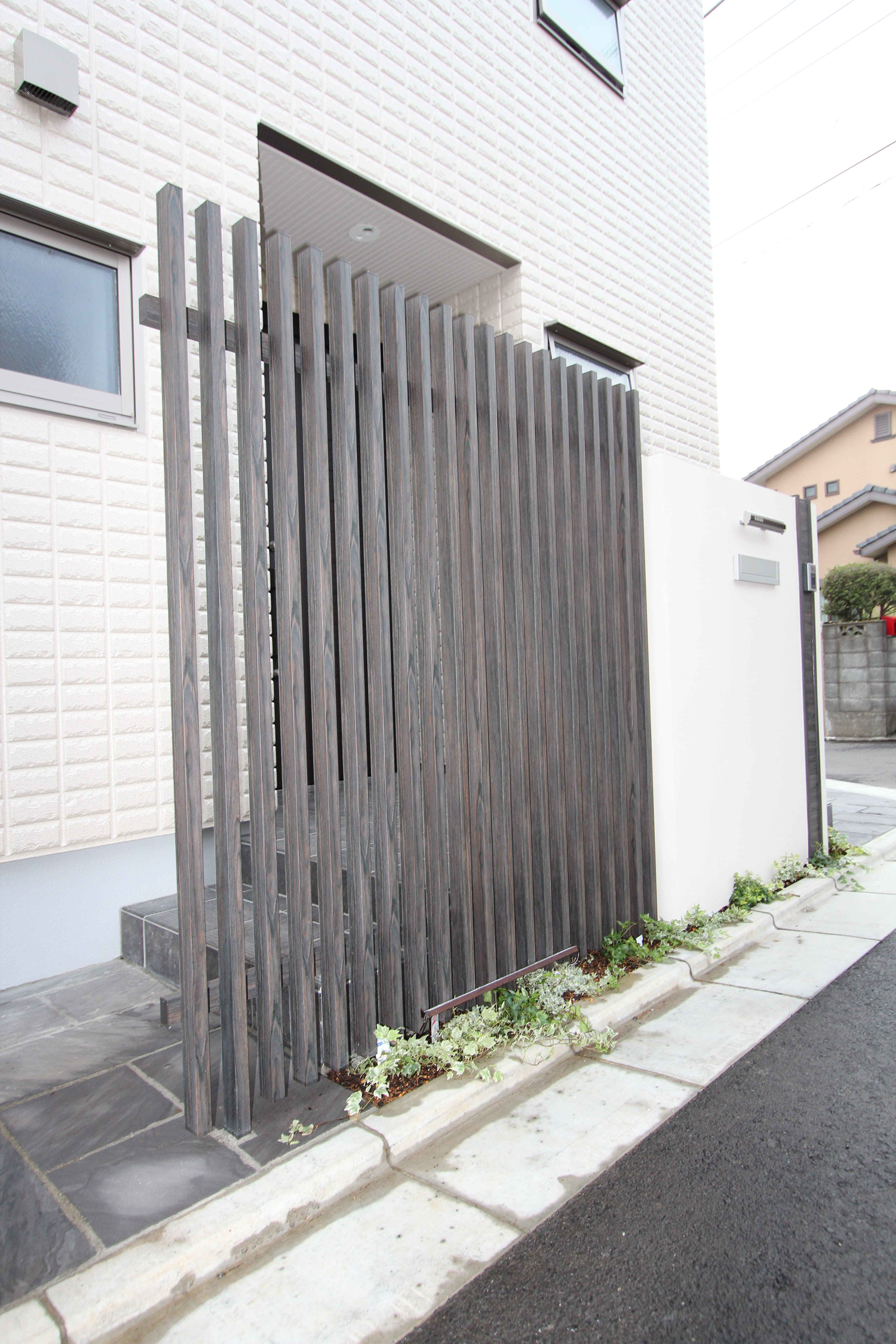 千本格子と門袖で玄関を隠す目隠し 秦野市 平塚市 新築 リフォーム エクステリア アトラスホーム