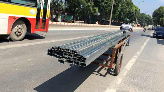Clip: Tài xế lê “máy chém” đi khắp phố phường Hà Nội - 2