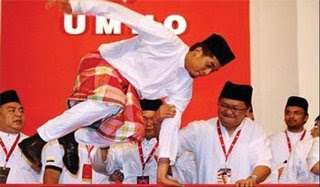 凯里在党选成绩出炉后，获知慕克里兹来到现场，刚忙跳跨桌子把后者请上台，高举双手展示胜利者的风度。如今拥有党职的慕克里兹跑在前面，凯里呢？