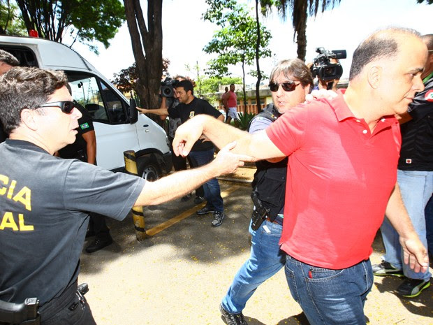 Marcos Valério afasta agente federal na chegada ao IML (Foto: Wesley Rodrigues / Hoje em Dia / Estadão Conteúdo)