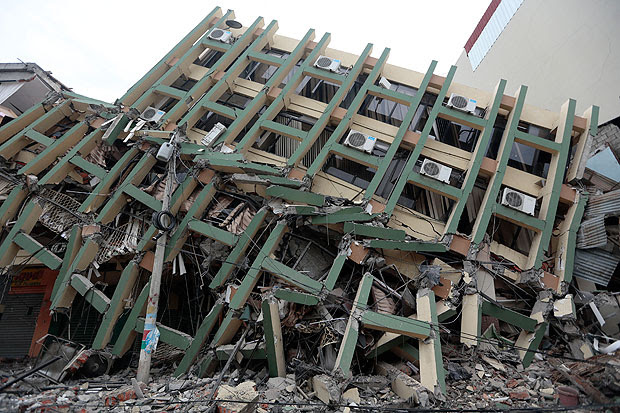 Prédio comercial é destruído em Portoviejo depois do terremoto de magnitude 7,8 na noite de sábado