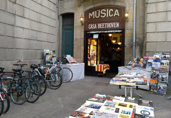 La emblemática tienda de partituras Casa Beethoven de la Rambla también celebra Sant Jordi con una selección de libros de temática musical