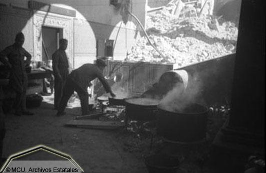 Preparación de comida para los caballos en el Alcázar de Toledo. Foto Erich Andres. Ministerio de cultura. Centro Documental de la Memoria Histórica