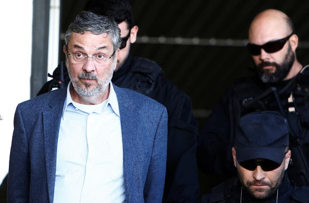 Antonio Palocci (front), former finance minister and presidential chief of staff in recent Workers Party (PT) governments, is escorted by federal police officers as he leaves the Institute of Forensic Science in Curitiba, Brazil, September 26, 2016. REUTERS/Rodolfo Buhrer ORG XMIT: BRA103