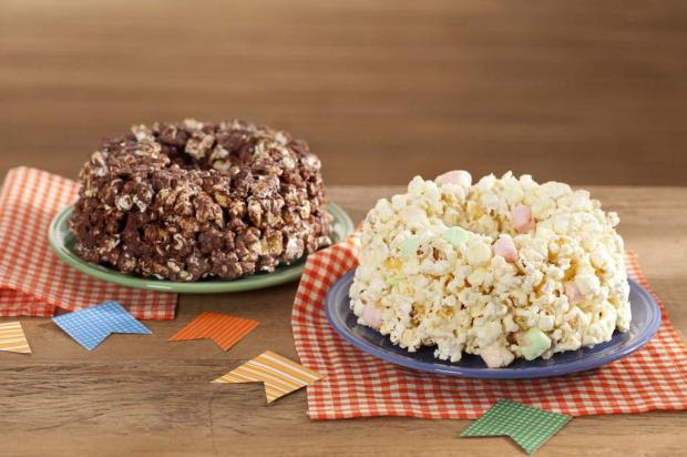 Faça um bolo com pipocas e chocolate Sheila Oliveira/Divulgação Faça um bolo com pipocas e chocolate Sheila Oliveira/Divulgação