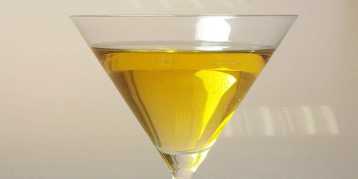 Eiswürfel in ein glas geben und 4,5 cl lillet rouge hinzugeben. Rezept: Henchman