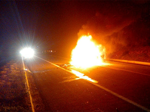 Uno pegou fogo após colisão na BR-304, no RN (Foto: Divulgação/PRF)