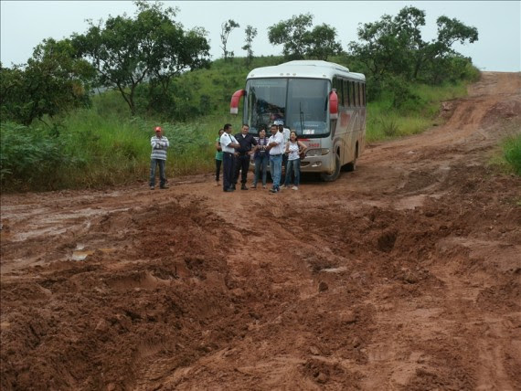 Famílias sofrem com atoleiros na MT 100 entre Araguainha e 