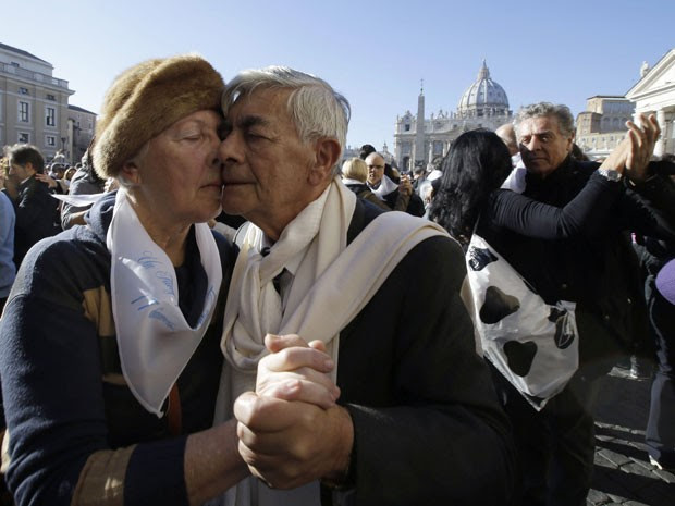 Este casal caprichou no tango em homenagem ao Papa Francisco (Foto: Gregorio Borgia/AP)