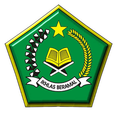Ambon, Malukupost.com - Kantor Kementerian Agama (Kemenag) Maluku memprogramkan pembukaan Sekolah Menengah Agama Katholik (SMAK) kejuruan kelautan dan perikanan berbasis agama Katholik tahun 2017. "Rencana pembukaan SMAK kelautan dan perikanan ini sudah memasuki tahapan studi kelayakan dan analisis kebutuhan anggaran maupun tenaga pengajar," kata Kepala Bimas Katolik, Kemenag Maluku, Silvester Duarmas di Ambon, Senin (3/10). Dia mengatakan rencana pembukaan SMAK tersebut dilandasi Peraturan Menteri (Permen) Pendidikan Nasional No.60 tahun 2014 tentang kurikulum 2013, sekolah menengah kejuruan, Madrasah Aliyah Kejuruan (MAK) sebagai payung hukum. Studi kelayakan serta pengkajian yang dilakukan diharapkan selesai dalam waktu dekat, sehingga pada tahun 2017 SMAK kejuruan tersebut dapat dibuka dan pengelolaannya ditangani langsung oleh Bimas Katholik, Kemenag Maluku. Dia mengakui, di Maluku saat ini terdapat empat sekolah negeri berbasis agama Katholik yang setara dengan Madrasah Aliyah, tetapi pengelolannya ditangani langsung oleh pihak Gereja Katholik sejak tahun 2012 - 2016 dan tidak dibawahi langsung oleh Kemenag. "Tetapi berdasarkan Permen Dikbud No.60 tahun 2014, maka Bimas Katholik dapat langsung memintakan ijin operasional ke Kementerian Agama melalui Direktorat Jenderal (Ditjen) Bimas Katolik untuk menangani penyelenggaraan dan pengelolaan sekolah tersebut," katanya. Dia menambahkan, rencana pembukaan SMAK Kelautan dan Perikanan Negeri tersebut merupakan salah satu kebutuhan mendesak untuk direalisasi, mengingat kondisi geografis Maluku 93,7 persen wilayahnya merupakan laut dan memiliki potensi sumber daya perikanan yang melimpah dan bernilai ekonomis di pasaran. "Seharusnya di Maluku lebih banyak dibuka sekolah menengah kejuruan dengan spesialisasi keilmuannya yakni kelautan dan perikanan, sehingga dapat optimal menghasilkan lulusan berkualitas dan siap pakai," katanya. Menyangkut lahan yang dibutuhkan untuk pembangunan SMAK kelautan dan perikanan, Silvester mengatakan dibutuhkan areal seluas 10 hektare dan sedang dikonsultasikan pemerintah daerah di beberapa kabupaten/kota di Maluku. "Jika ada pemkot atau pemkab yang bersedia SMAK tersebut di bangun di daerahnya, maka tanahnya bisa dihibahkan dan kami akan mengajukan anggaran ganti ruginya ke Kementerian Agama," ujarnya. Sedangkan menyangkut tenaga pengajar, dia menambahkan, bisa direkrut para sarjana kelautan dan perikanan lulusan Universitas Pattimura (Unpatti) Ambon maupun universitas lainnya di Maluku. "Banyak sarjana lulusan Unpatti maupun universitas lainnya bisa direkrut sebagai tenaga pengajar sesuai dengan spesifikasi yang dibutuhkan, apalagi sumber daya manusia (SDM) berkualitas di bidang kelautan dan perikanan sangat banyak," ujarnya. (MP-4)