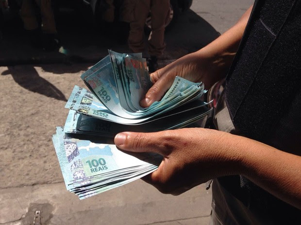 Cédulas falsas de R$ 100 foram apreendidas em João Pessoa na manhã desta sexta-feira (11) (Foto: Walter Paparazzo/G1)