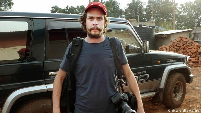 epa03040270 (FILE) A handout picture taken in 2010 and provided by Kontinent Agency on 18 October 2011 shows Swedish photojournalist Johan Persson on assignment at an undisclosed location. Reports state that a court in Ethiopia on 21 December 2011 found Persson and his colleague and journalist Martin Schibbye guilty of supporting terrorism after the pair illegally entered the country from Somalia with the rebel Ogaden National Liberation Front (ONLF). The pair now face up to 15 years in prison. Swedish Prime Minister Frederick Reinfeldt said in a statement that they should be freed as soon as possible as they have been in the country on a journalistic mission. Their next court appearance is scheduled for 27 December 2011 when sentencing could occur. EPA/KONTINGENT AGENCY SWEDEN OUT HANDOUT EDITORIAL USE ONLY/NO SALES +++(c) dpa - Bildfunk+++
