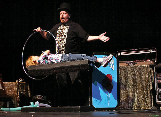 http://www.magiclanny.com/magic%20kids%20show.jpg